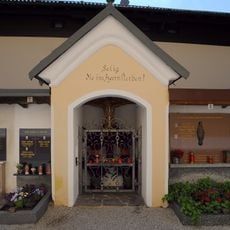 Friedhofsummauerung mit Nischenbildstöcken und Wirtschaftsgebäude