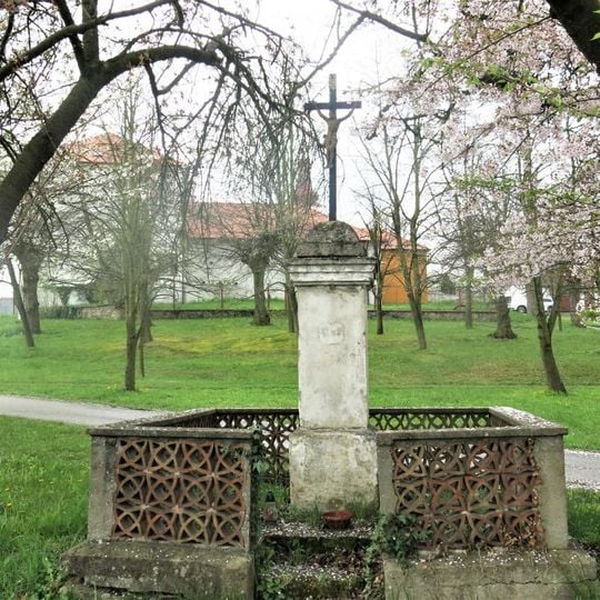 Kříž naproti domu 6 v Kojicích