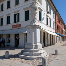 Statue