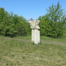 Kamenná plastika Vítr u cesty z Radonic do Vintířova