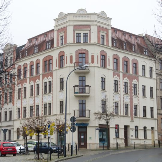 Mietshaus in geschlossener Bebauung mit Laden, Eckhaus Fleischerstraße 10