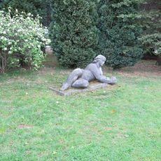 Socha ležící ženy v lázeňském parku v Dubí