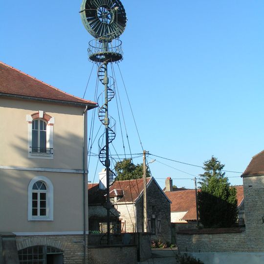 Mairie-lavoir et éolienne d'Arthonnay