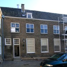 Bebouwing aan de west- en noordzijde van de Hof, waaronder de Statenzaal. Panden achter gevels met zadeldaken