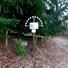 Kříž u studánky jihovýchodně od Vestce