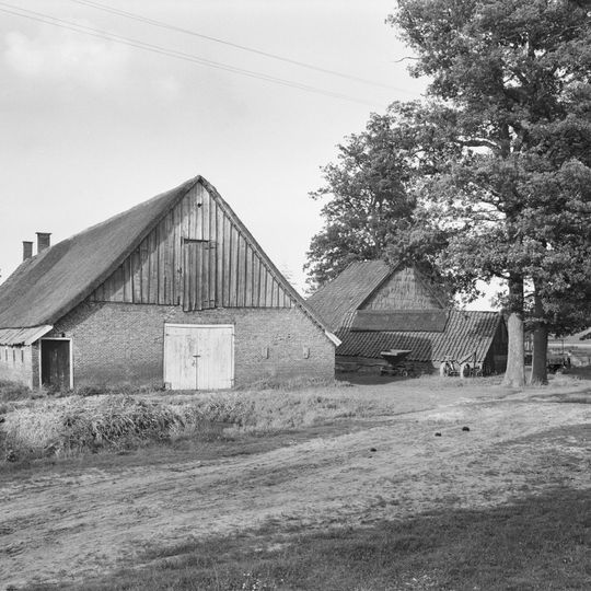 Boerderij met achterbaander en woondeel met rechte eindgevel