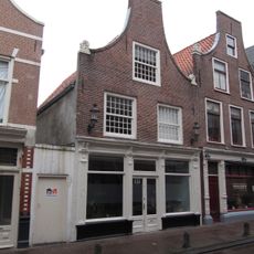 Pand met klokgevel, 1747, gebeeldhouwde natuurstenen voluten op de hoeken aan weerszijden