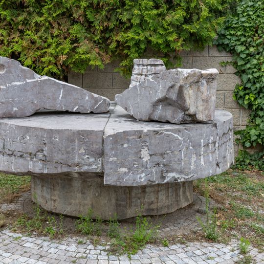 Plastika Kolotoč na Cestě mramoru v Dobřichovicích