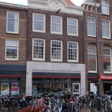 Pand met houten kroonlijst en gebogen fronton