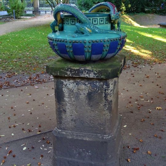 Gartenvase mit Drachen