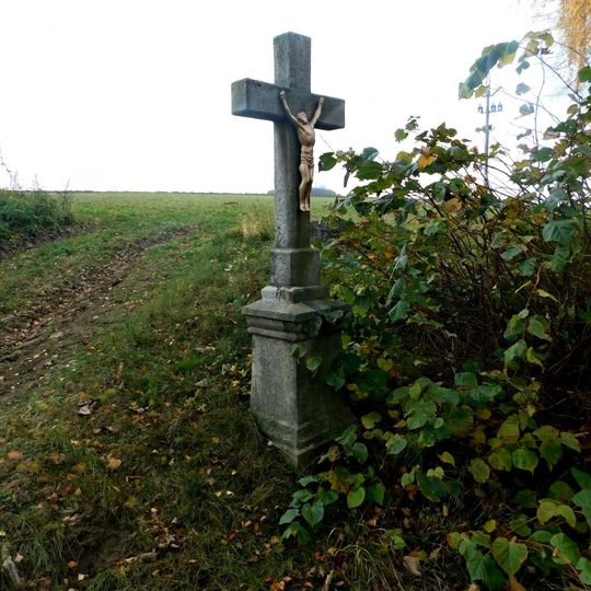 Kříž u silnice na západním okraji Chýšky