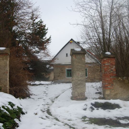 Roubená komora a vjezdová brána u čp. 9