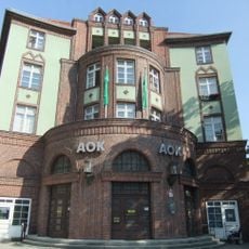 Verwaltungsgebäude der Allgemeinen Ortskrankenkasse Lichtenberg mit Vorgarten Deutschmeisterstraße 16/28, Parkaue 3/15
