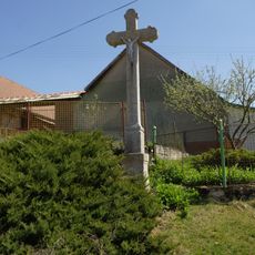 Kříž na návsi v Hrzíně