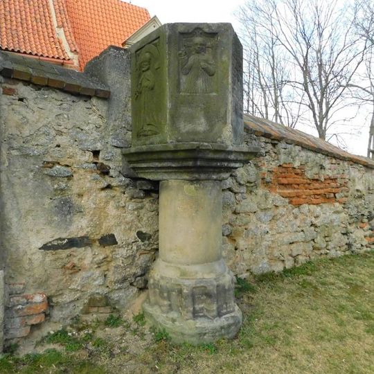 Kamenná kazatelna u kostela svatého Jiří v Hradešíně