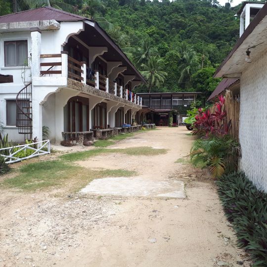 Tres Verdes Beach Resort & Resto Bar