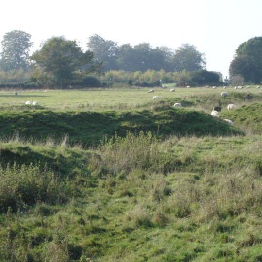 Iron Age and Romano-British settlement remains on Woodcutts Common, 850m south east and 845m SSE of Arundell Cottages
