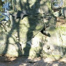 Kovová plastika Svět ryb na skále ulesní cesty v Brništi