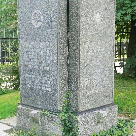 Pomník padlým v 1. světové válce v zámecké zahradě ve Velkém Březně