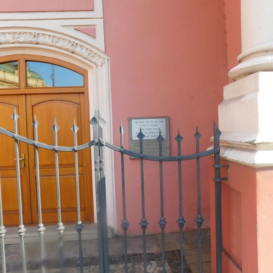Pamětní deska obětem holocaustu na synagoze v Uherském Hradišti