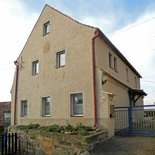 Wohnhaus in offener Bebauung, ehemalige Schule Pfarrstraße 11