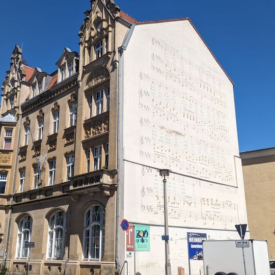 Wohn- und Geschäftshaus in halboffener Bebauung konzipiert Bahnhofstraße 6a