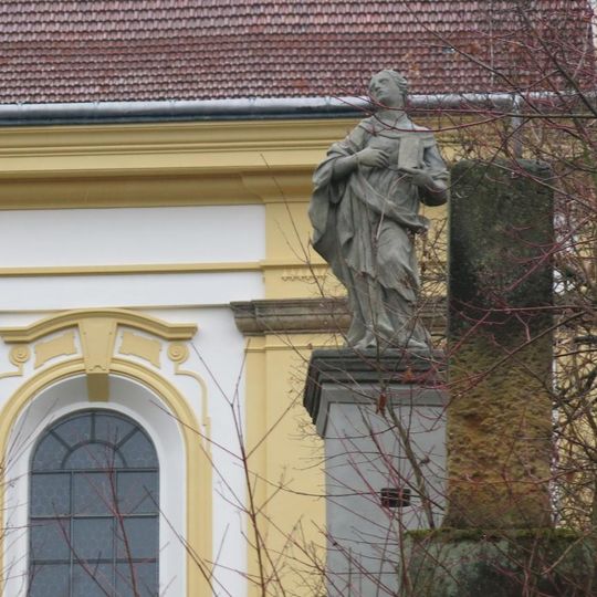 Socha svaté Alžběty na schodišti ke kostelu v Konojedech