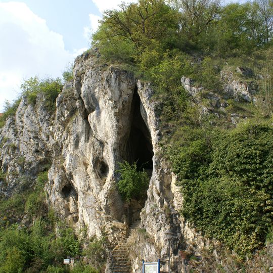 Sommerberg mit Geisterhöhle und Winterlinde