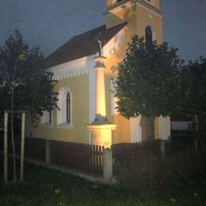 Kříž u kaple v Hajanech