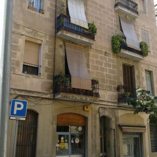 Habitatge plurifamiliar al carrer Tapioles, 38