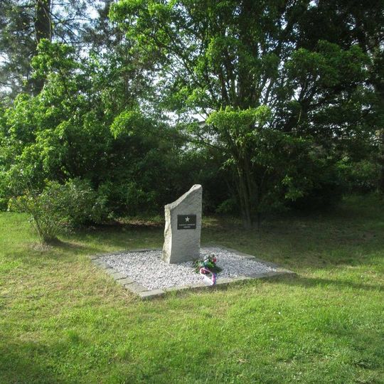 Památník jižně od Sedlce