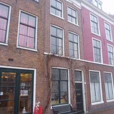 Pand met gevel met rechte kroonlijst