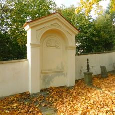 Výklenková kaplička v západní ohradní zdi hřbitova u svatého Vojtěcha v Havlíčkově Brodě