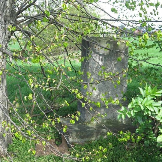 Kříž s ulomeným křížkem u silnice v Hudcově