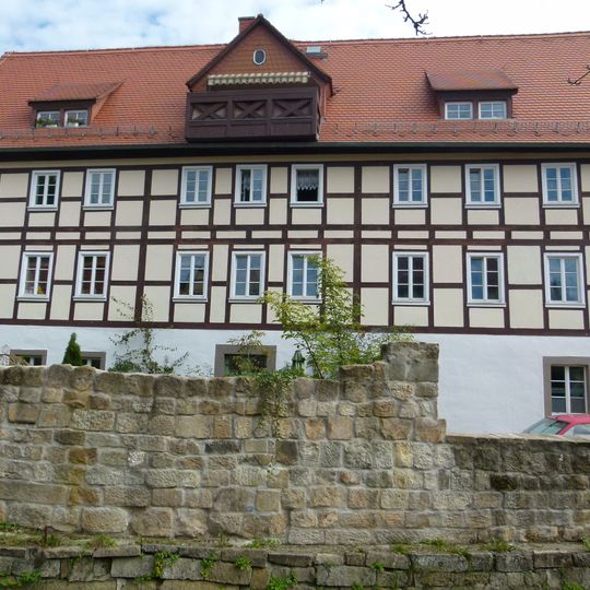 Wohnhaus in offener Bebauung, ehemals Hotel, mit späterem Anbau Markt 1