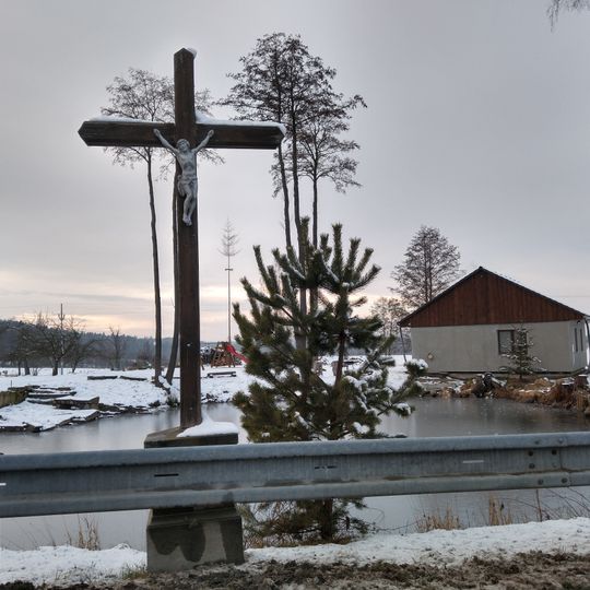 Kříž na hrázi ve Svaté Trojici