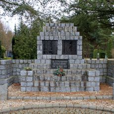 Kriegerdenkmal für die Gefallenen des Ersten und Zweiten Weltkrieges Dorfstraße 28 (auf dem Friedhof)