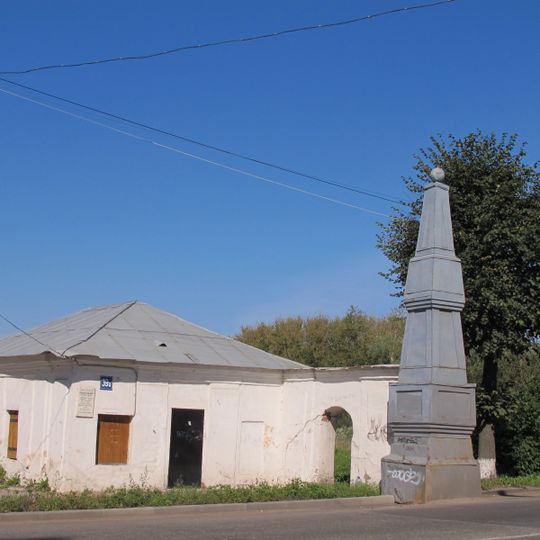Западный павильон с проходной аркой и колонной