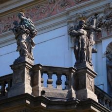 Sochy jezuitských světců na pravé balustrádě kostela svatého Ignáce na Karlově náměstí