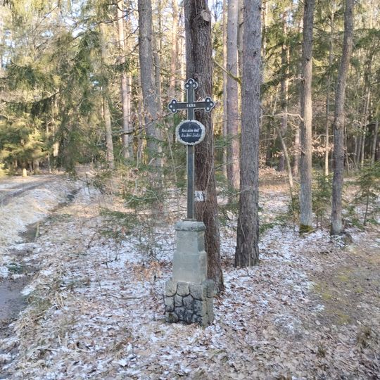 Kříž v lese jihovýchodně od vsi