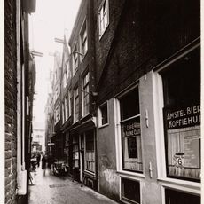 Pand met gevel onder punttop met rollagen