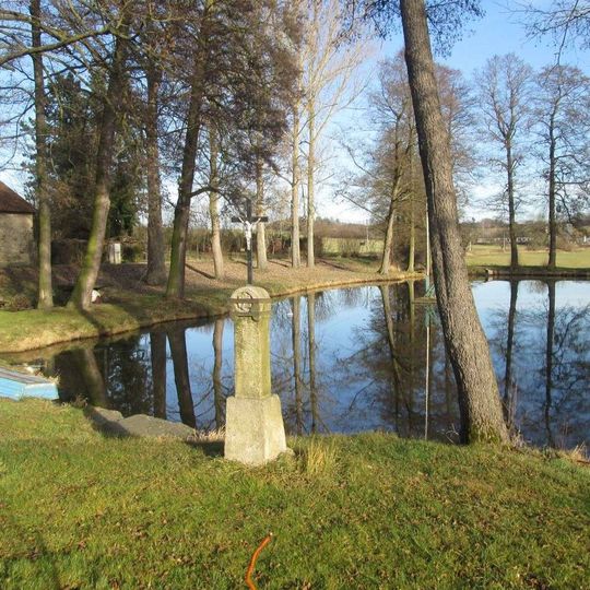 Kříž u rybníka v Dolním Valdorfu