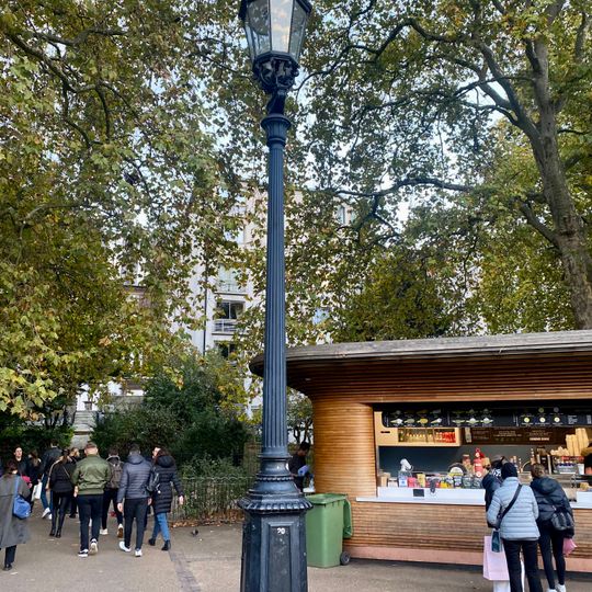 5 Large Lampstandards East And West Of Avenue From Piccadilly To Victoria Memorial