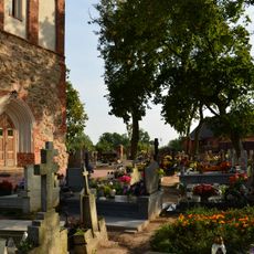 Cmentarz parafialny przykościelny