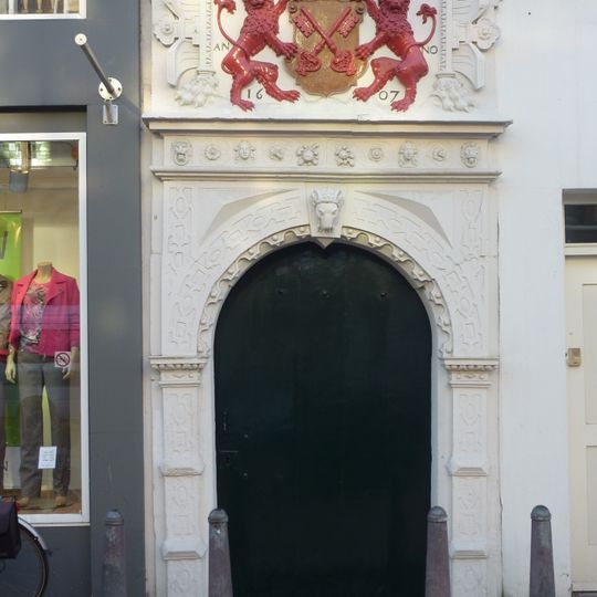 Poort voormalige penshal met achterliggend kruisgewelf in vijf traveeën