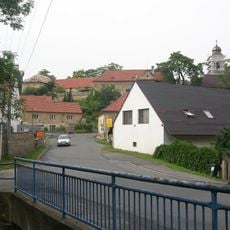 Most Rýznerovy ulice přes Únětický potok v Úněticích