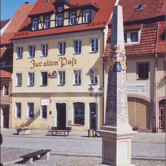 Ehemaliger Gasthof in geschlossener Bebauung, heute Wohnhaus Markt 10