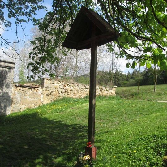 Kříž u kostela v Nečtinech