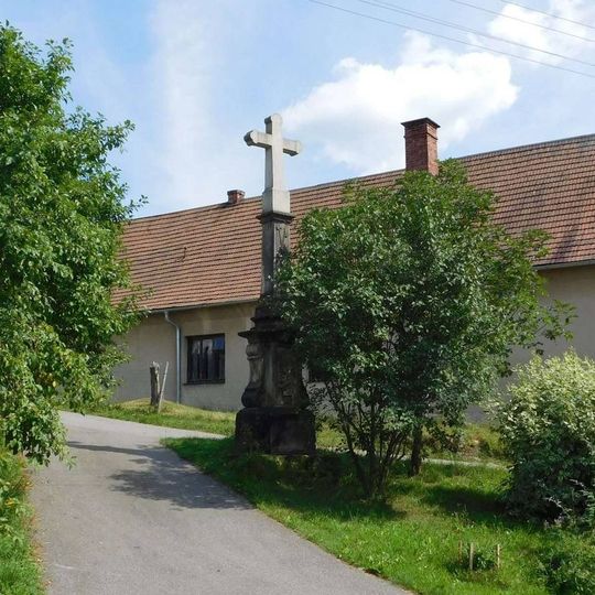Kříž v Třebařově na cestě ke zřícenině kláštera