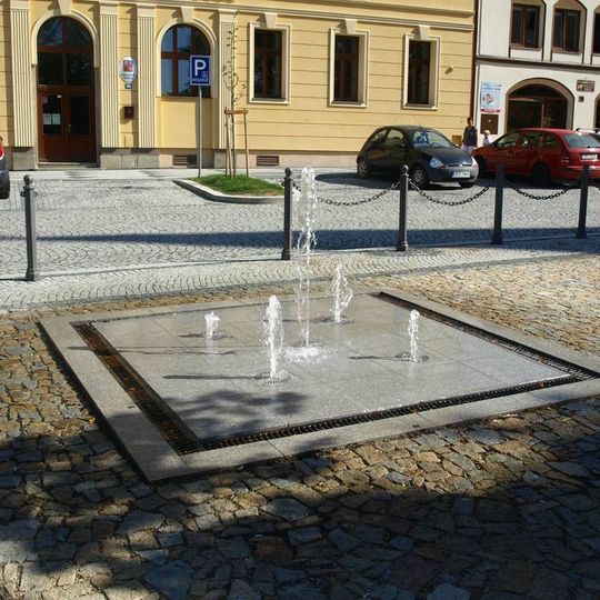Čtvercová fontána na náměstí ve Spáleném Poříčí
